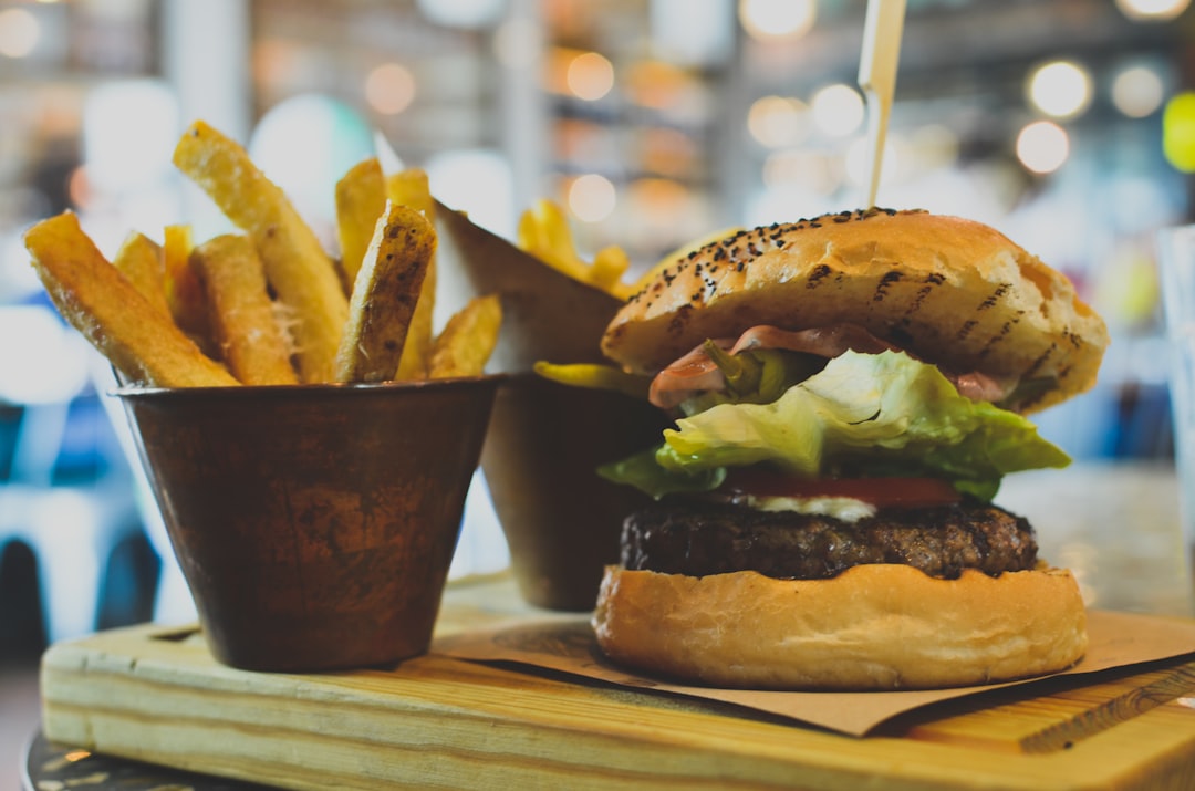 burger-with-lettuce-and-cheese-cn6qpkwerjw